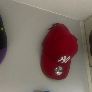 New Era röd keps  - Säljer en helt oanvänd och ny New Era 9FORTY kepa, då den aldrig har använts. Pris kan diskuteras vid snabbköp 