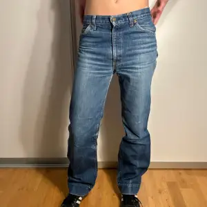 Straight leg vintage Levi’s jeans. Midjemått: 80cm.  Innerbenenslängd: 82cm. 