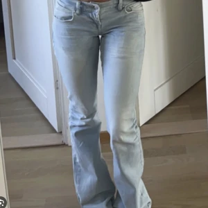 Jeans - Säljer dessa jeans från LTB i modellen Roxy. De passar verkligen till allt! De är även uppsydda så är perfekt längd för mig som är 1.65. De är något fläckiga vid byxbenet längst ner, men inget man stör sig på. Skriv för mer info🥰(första bilden är lånad)