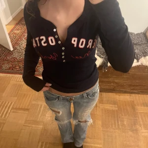 tröja  - Super söt tröja i jätte bra skick, tror aldrig att jag har använt den💕