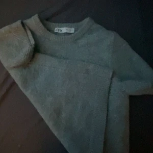 STICKAD T SHIRT  - Hejj! Nu spammas det här. Men jag säljer denna jätte fina stickade t shirt som jag inte vill sälja egentligen men jag använder den inte. Det är i nyskick och köptes för 330!❤️💋