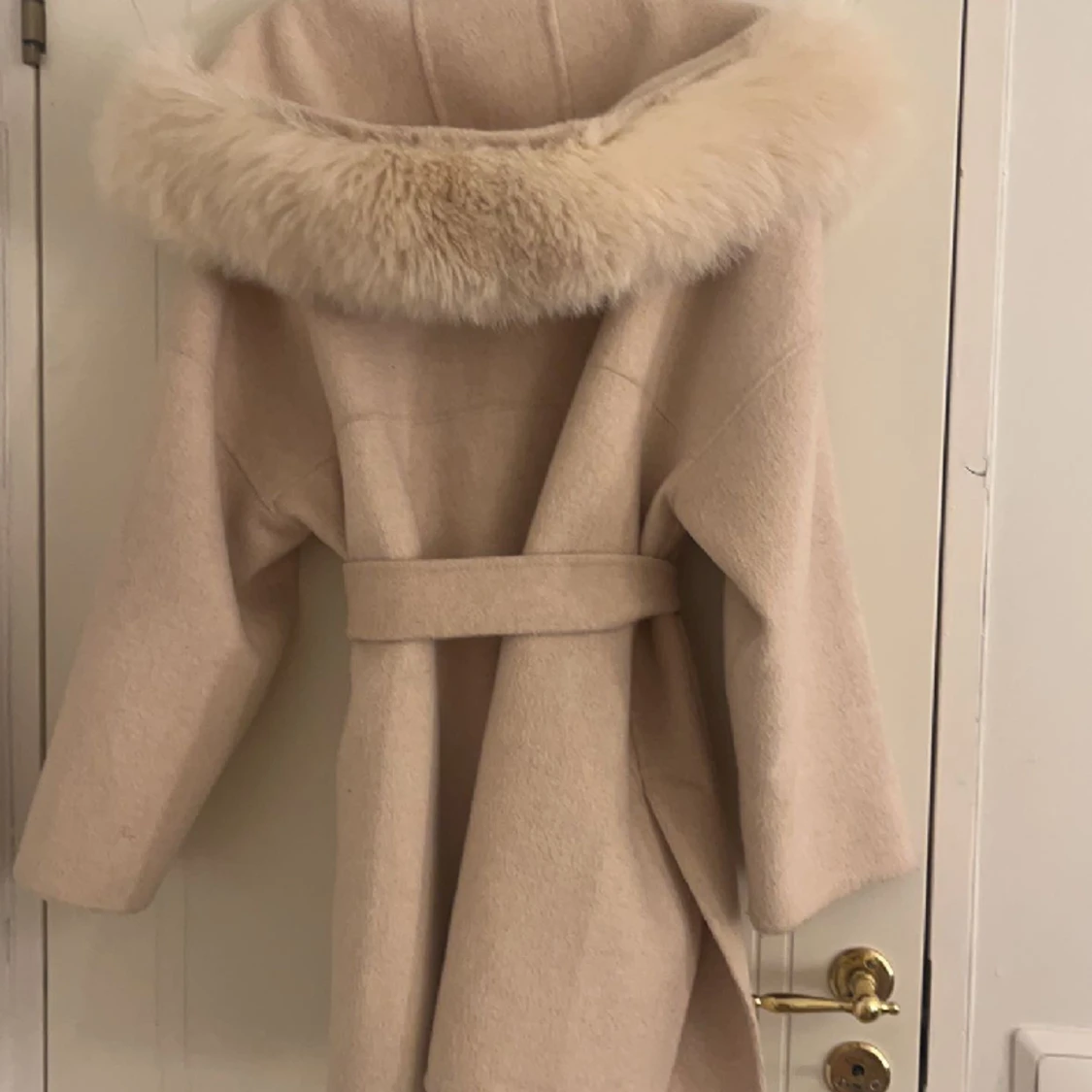 Beige kappa med päls  - 90