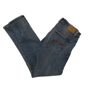 Nudie jeans ”tight terry” - Ett par riktigt Grisch Nudie jeans utan några defekter. Färgen är ljusblå, storlek 31/30. Tveka inte att kontakta oss vid funderingar.