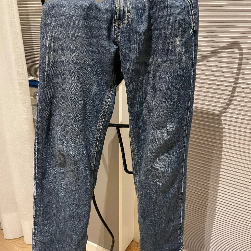 Säljer nu mina blåa Jeans för de är för små för mig, köpte de på Lindex för 400kr och säljer de för 89kr. Pris kan också diskuteras, skick 8/10. Hör av er om ni undrar något:). Jeans & Byxor.