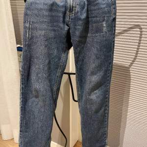 Säljer nu mina blåa Jeans för de är för små för mig, köpte de på Lindex för 400kr och säljer de för 89kr. Pris kan också diskuteras, skick 8/10. Hör av er om ni undrar något:)