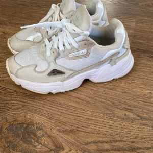 Adidas sneakers - Adidas skor storlek 38, bra skick något smutsiga. 