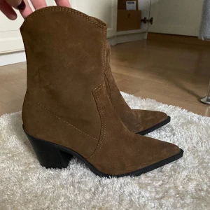 Cowboyboots Zara - Säljer mina snygga cowboy boots från Zara, endast använda 1 gång, nypris 699kr🩷pris går att diskutera