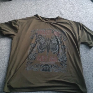 Fairycore t-shirt - Luftig fairycore tröja från shein. Skriv ifall ni vill ha fler bilder. I gott skick och sjukt skön.