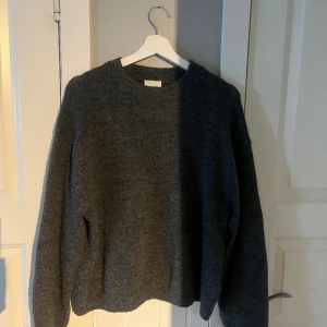 Stickad tröja H&M - Grå stickad tröja från H&M, använd endast 1 gång men ångrar mitt köp. toppskick!, nypris 200kr