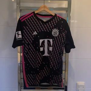 Musiala bayern munich  - Säljer min musiala tröja, pga att den aldrig används utan bara tar plats, inga hål eller fläckar så skick 9/10 storlek M köpt i Tyskland.
