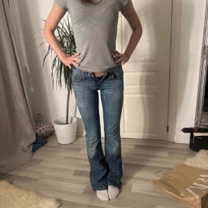 Lågmidjade Levis jeans - Inte mina bilder! Jätte fina men säljer pga för små! Köpta för 900! Skriv för mer info 💕 jag är även öppen med byten!