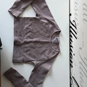 Aim’n - Lila/rosa tränings sätt från aim’n, över delen är i storlek S och underdelen är i storlek XS. Passar bra i längden på mig som är 177cm lång. Använda fåtal gånger och är i bra skick. Köpare står för fraktavgiften😊