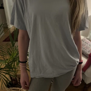 Snygg ljus blå t-shirt 💗🌸 - En ljus blå t-shirt i jättebra skick 💗🌸💗