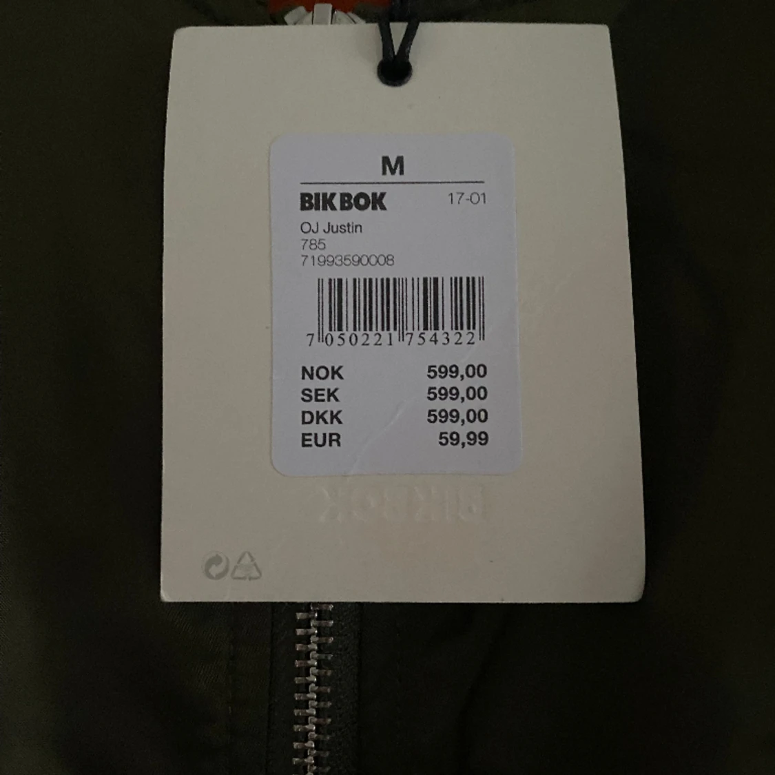 Bombajacka, helt oanvänd lappen kvar har 2 stycken denna i M och en till i L - 91