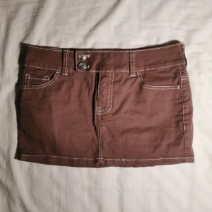 Mini kjol!  - Jättegullig brun minikjol med snygga detaljer, som nyskick då den nästan aldrig varit använd. Skriv för mer info💓