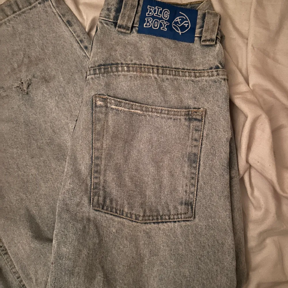 Big boys köpta för 1300. Gamla loggan så jeansen säljs inte längre. Passar bra i midjan på mig som brukar vara Xs men väldigt baggy i benen😻🫶🏼. Jeans & Byxor.