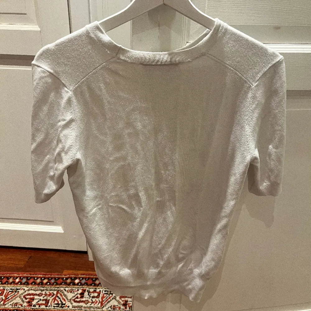 En vit stickad kortärmad tröja ifrån zara i storlek M, den är tightare längst ner på tröjan i modellen💓köpt för 349kr, säljer för 200kr. Tröjor & Koftor.