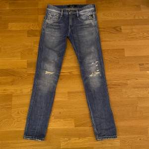 Säljer dessa riktigt feta replay jeans i storlek 29/32! Skicket är toppen, modellen är anbass och säljer dessa för 649kr! Hör av er vid minsta lilla!🤗