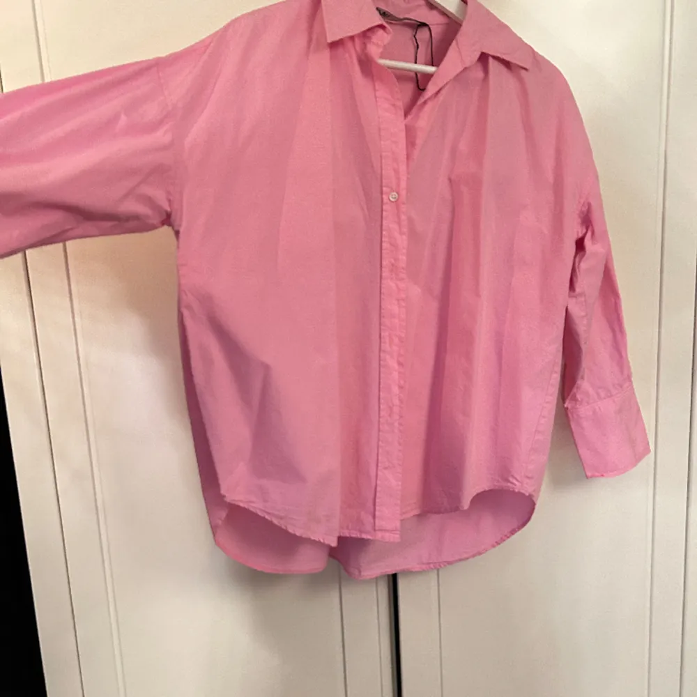Storlek 34, rosa oversized i storleken. Funkar att ha både öppen och stängd. Säljer för 100 kr ❤️. Skjortor.