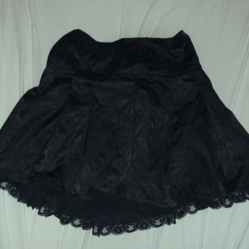 Cool goth kjol!!  Använd 1-2 gånger, men ganska bra skick ändå 💗. Kjolar.