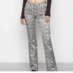 Weekday byxor  - ”Lånade bilder”  Jag säljer nu mina jätte fina byxor från weekday med ormskinn mönster, Dom är helt oanvända endast testade 💗