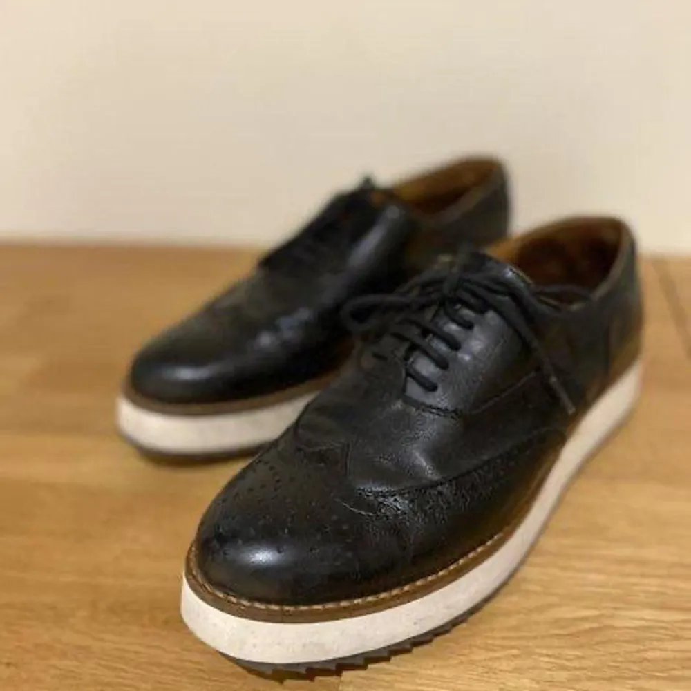 Nyskick.  svarta bekväma skor i äkta skinn/läder storlek 39. Loafers-modell med en sneakers-liknande sula.  Endast använda inomhus på kontor.   Snörning. Mjuk sula.   Använda. Inget att anmärka på. Köpta för 1200 kr. Skor.