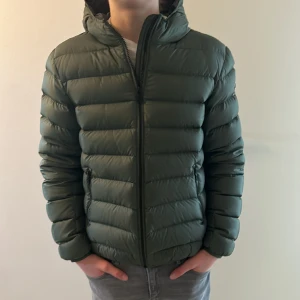 Colmar Jacka  - Dunjacka med huva från colmar. Den består av 90% dun och 10% fjäder, vilket gör att den håller dig varm hela vintern. Är i väldig fint skick! 
