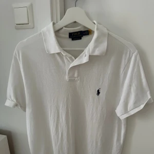 Ralph lauren pike - Säljer min Ralph lauren pike då jag näst intill aldrig använt den! Köpt för 1200. Skicket är 10/10. Skriv vid frågor och funderingar!