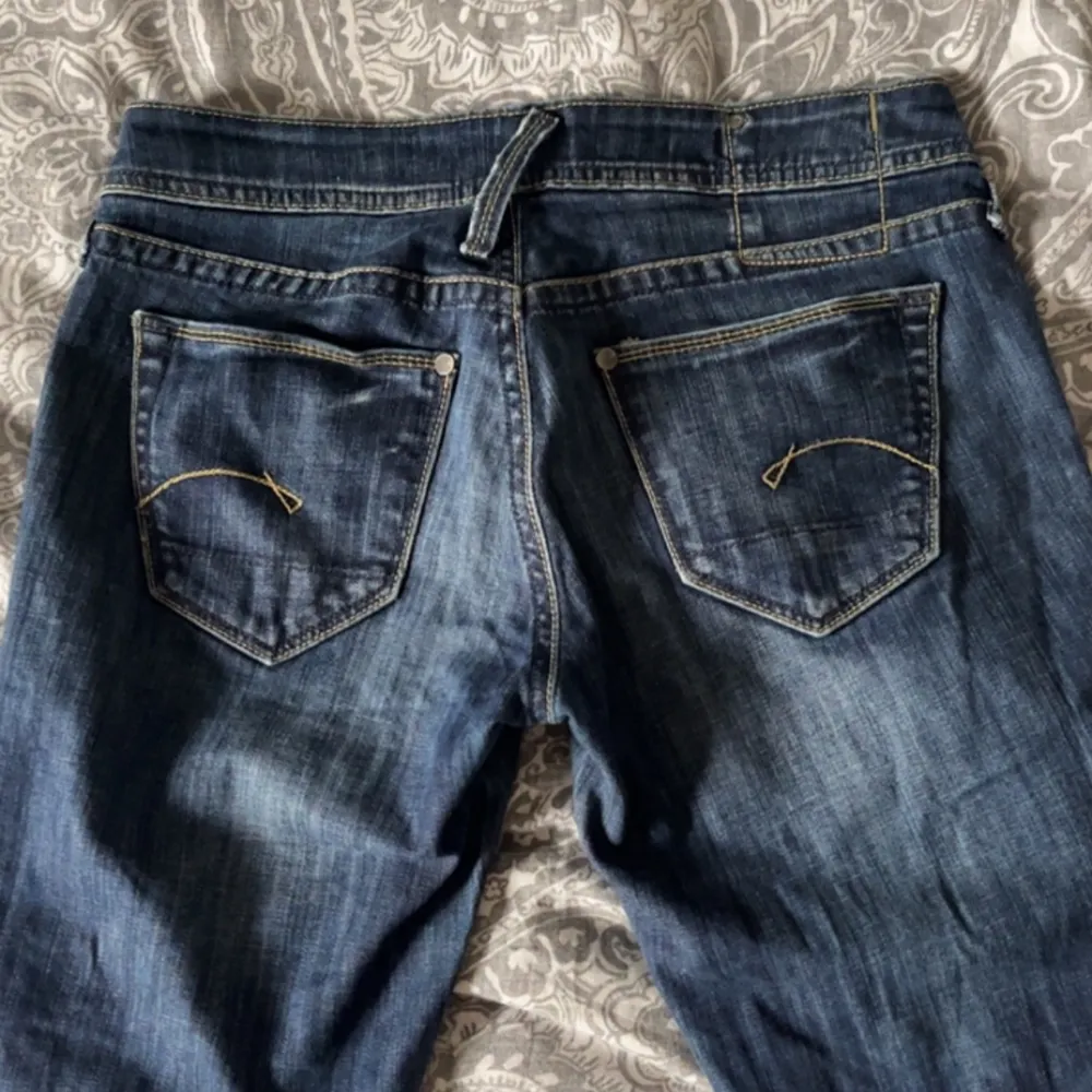 (Tryck inte på köp nu direkt) supersnygga lågmidjade jeans som tyvärr inte passar mig så bra, storlek står ej men skulle kanske säga att de passar omkring storlek 36🥰 Kolla gärna min profil❤️. Jeans & Byxor.