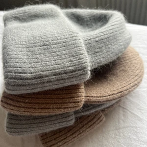 Mössor  - Finns bruna och gråa i dessa färger. Är unisex så passar alla! 