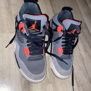 Jordan 4 - Tjena Säljer väldigt fina Jordan 4 då jag har växt ur de. Skorna är använda i gott skick. Priset kan diskuteras vid snabb affär (Ny pris 4000kr Kvitto medföljer)