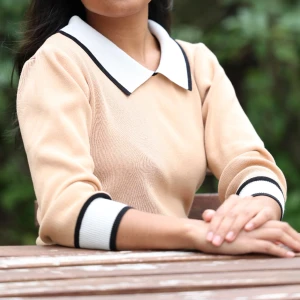 Söt tröja med krage - Stretchig tröja i lite mörkare gul/brun nyans. Hela tröjan är av samma material.