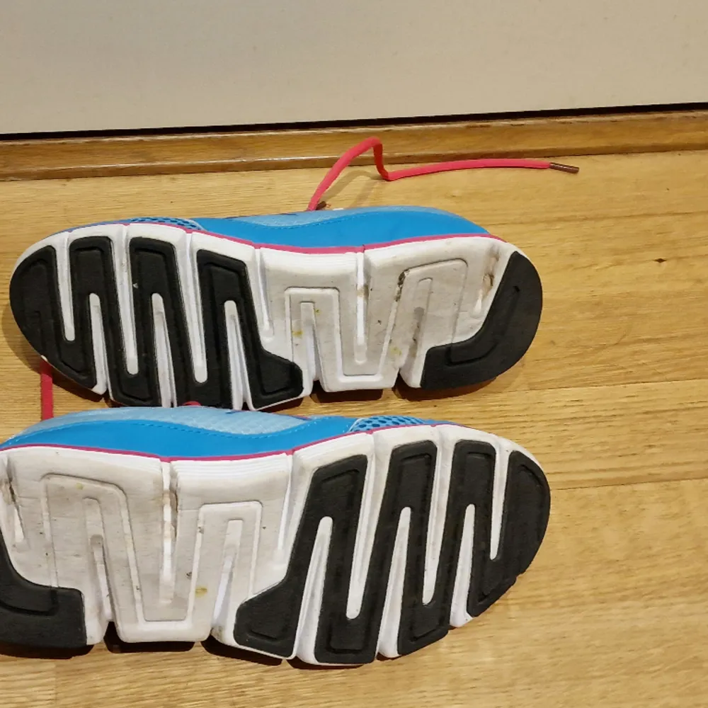 Peperoni skor stl 38  Endast använda två gånger Små fläckar finns, se bild. Men de kan säkert tvättas bort.  #träningsskor #rosa #pink #blå #blue #skor #träning . Skor.