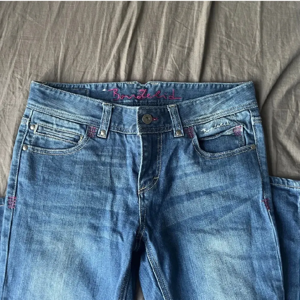 Drömmiga jeans från Bondelid o low waist och bredare nertill ❤️. Jeans & Byxor.