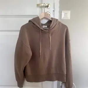 En fin brun/beige hoodie från Pull&Bear som tyvärr inte till andväning längre❣️ andvänd bara några gånger❣️ mycket bra  skick❤️