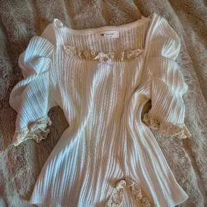 Coquette topp! - Hej säljer den här toppen från Malaysia! 💗 Kontakta mig innan köp och använder mig helst av swish utanför appen då jag haft lite problem med BankID! Kan mötas upp och tar alltid bildbevis när jag skickar någonting 💗