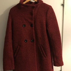 Kappa  - En kappa köpt från boozt från märket only i storleken S/M. Knappt använt.