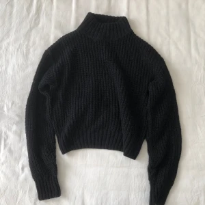 Svart stickad tröja  - Stickad tröja i bra skick, säljer eftersom jag växt ur den, bra kvalitet💕