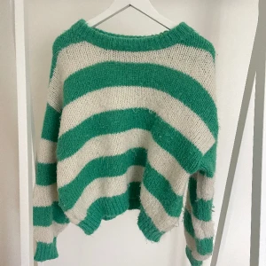 Stickad randig tröja  - Stickad tröja som ej kommer till användning, lite nopprig.