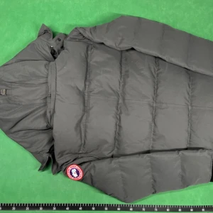 Canada goose - Canada goose jacka grå. Använt den i 2 månader nu. Storlek s me. Passar även storlek m perfekt.