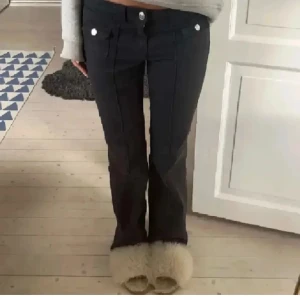 Jeans med fickor  - Säljer dessa trendiga byxor för att tyvärr är för korta för mig. Jättefina verkligen!! 💞