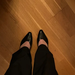 Svarta lackade klackar - Riktigt sköna klackar. Svarta lackade med diskret krokodils mönster. Så himla fina och passar verkligen till allt! Går lätt att klä upp och ned. Tyvärr för stora till mig! Passar mellan 40,5-41