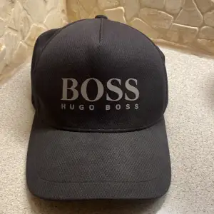 Hugo boss kepps helt ny äkta me qr kod  pris 600