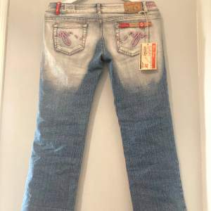 Säljer dessa lågmidjade jeans från miss sexy då de inte riktigt passar 💕 de e oanvända och har lappen kvar på!  