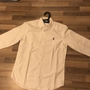 Ralph Lauren skjorta  - Hej nu säljer jag min Ralph Lauren skjorta då den är för stor. Den är i topp skick och har bara används några gånger. Ej kvitto