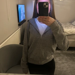Grå zip hoodie  - Zip hoodie från H&M, lite nopprig men annars bra skick💕