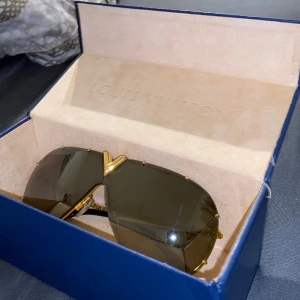 LV sunglasses - LOUIS VUITTON Back Metal LV Drive Sunglasses- Z0897W. Boxen följer med har tyvärr inte kvitto.  