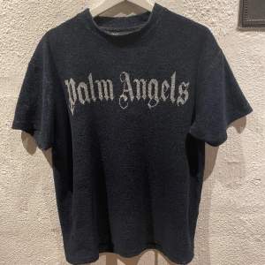 Palm Angels t-shirt i färgen mörkblå. Otroligt sällsynt och eftertraktad modell. Skicket är 8,5/10. Väldigt fint skick. 1499kr✅. Påse medföljer. Vid frågor och funderingar skriv gärna🥂                                                  Mvh Doré.reselll