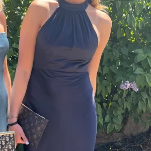 Balklänning  - Superfin marinblå balklänning. Endast använd på min studentbal i våras så i jättebra skick. Sitter perfekt på mig som är 168 cm lång, storlek 36. Fler bilder finns vid intresse. 1300kr, kan  skickas🥰