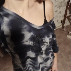 Oversized offshoulder t-shirt  - Säljer då den inte används längre!!   Längd:62cm